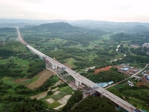 廣西在建最大跨徑連續剛構橋平陸運河特大橋順利合龍