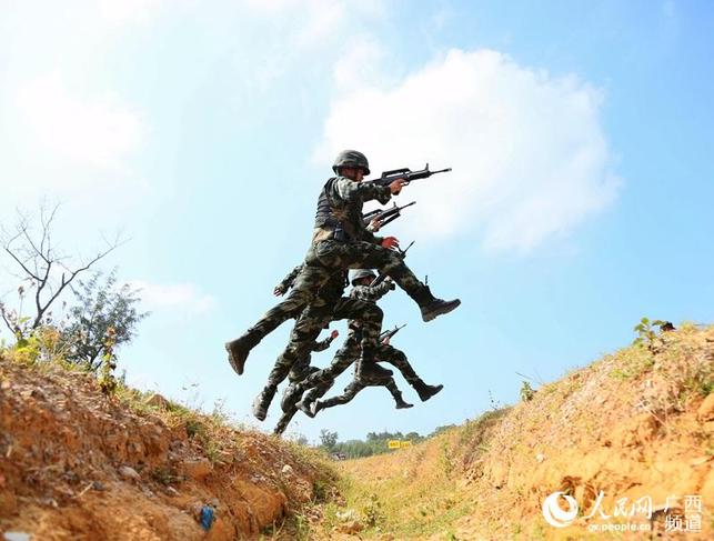 廣西：實拍武警特戰隊員野外實彈射擊訓練