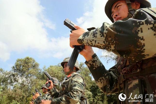 廣西：實拍武警特戰隊員野外實彈射擊訓練