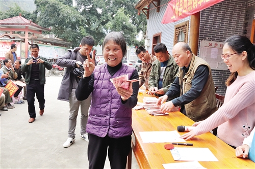 喜領分紅又增收 脫貧摘帽信心足