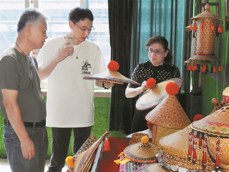 織好花竹帽 摘掉貧困帽 ——記國家級非遺傳承人譚素娟