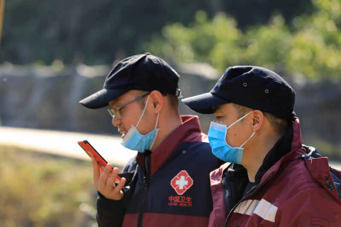 柳州融安：防疫人員進村屯講解防疫知識