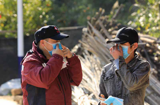 柳州融安：防疫人員進村屯講解防疫知識