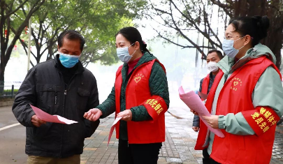 百色市平果縣：志願者築牢防控疫情“防火牆”