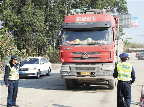 南寧嚴打超限超載貨車 6輛“百噸王”欲上高速被攔截