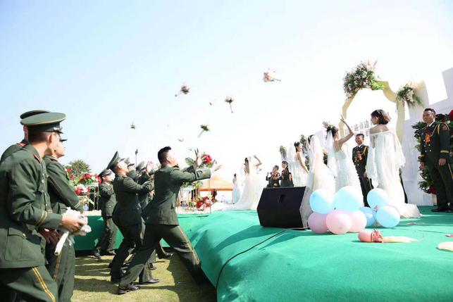 【唐已審】【供稿】軍用水壺喝“交杯酒”  小小彈殼當婚戒——防城港邊防支隊10對官兵舉行集體婚禮