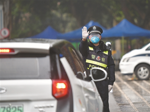 戰疫前線 “警色”靚麗