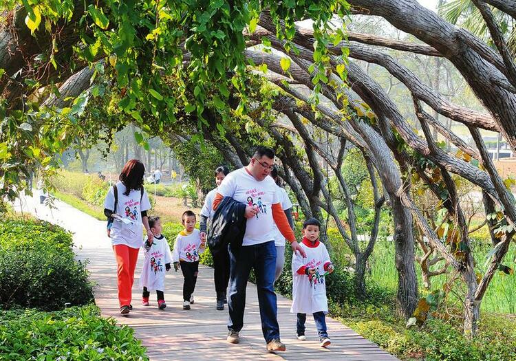 走進世界最大的藥用植物園 探秘“石縫上的花海”中醫藥健康之旅