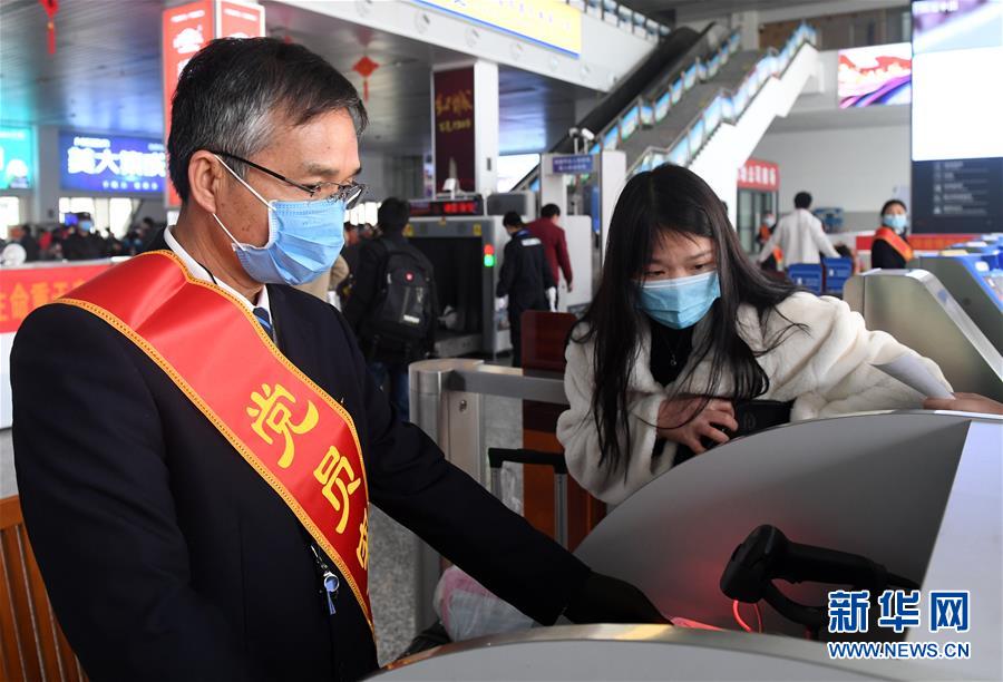 廣西百色火車站客流量增加