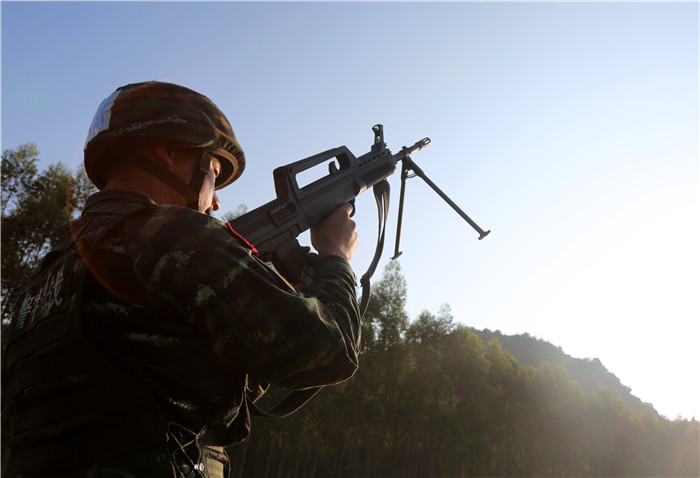 【唐已審】【供稿】武警崇左支隊極限訓練上演“重頭戲”實彈射擊