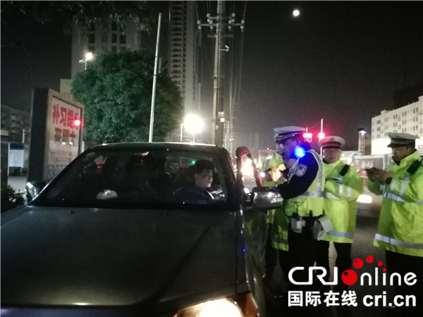 【唐已審】【原創】3小時夜查發現505起交通違法案件  ——南寧交警夜查行動現場觀察