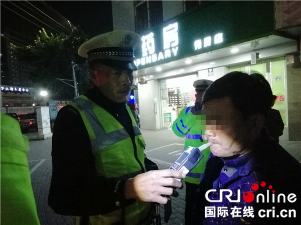 【唐已審】【原創】3小時夜查發現505起交通違法案件  ——南寧交警夜查行動現場觀察