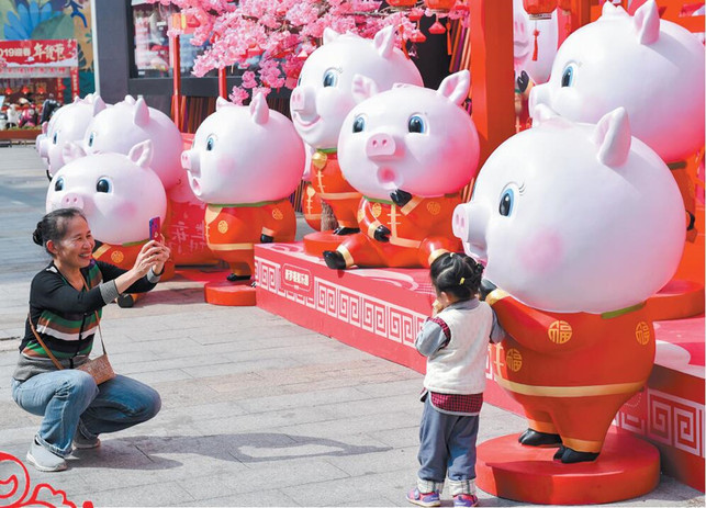 南寧街頭春節氛圍濃：重拾年味 感受年俗