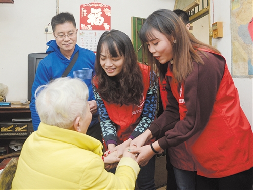 大小志願者齊上陣 暖心年貨送上門