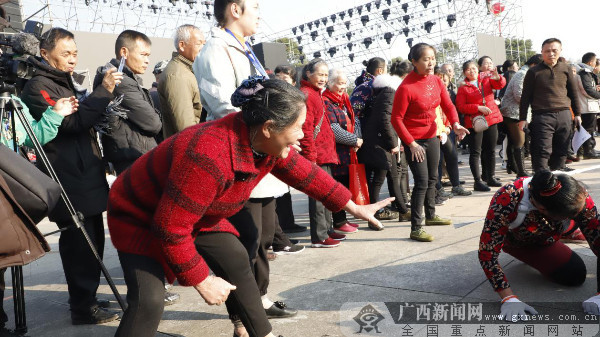 荔浦芋文化節農民趣味多人多向拔河比賽熱鬧開賽