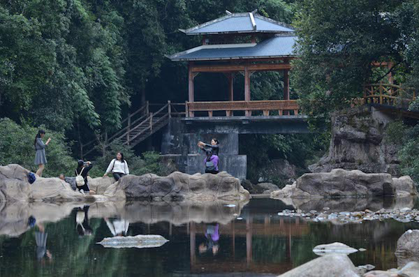 防城港上思：春節期間布透溫泉篝火晚會吸引眾多遊客