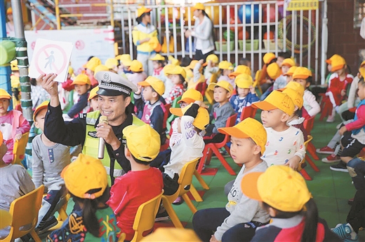 防城交警到轄區幼兒園開展交通安全宣傳