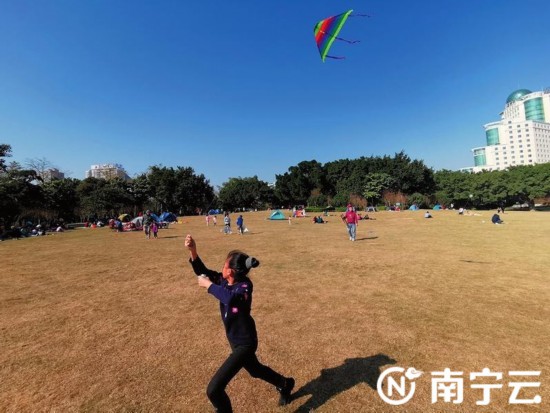 南寧市各大公園景點客盈門 文明是最美風景