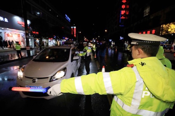 [唐已審][供稿]柳州融安：交警開展冬季夜晚文明執法活動