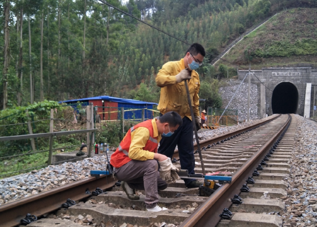 【“寧局”已和鐵路職工確認，可用】【交通業“在奔跑”】安全與擔當並進 鐵路奏響“一心抗疫”激昂樂章