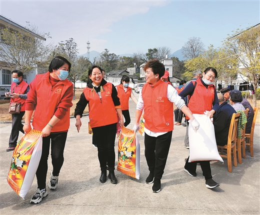 廣西對城鎮困難群眾落實“六保障兩覆蓋”政策 幸福路上不落一戶一人