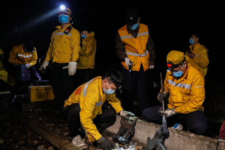 南寧電務段加強春季線路設備整治 確保鐵路運輸安全