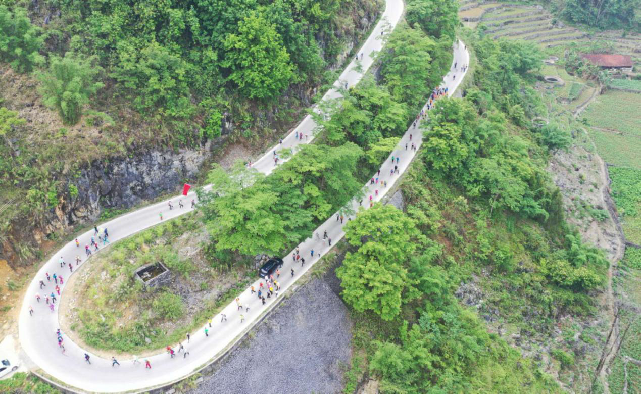 廣西淩雲：600多人徒步浩坤湖  感受湖光山色之美