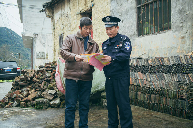 雲貴高原上騎馬巡邏的鐵路警察