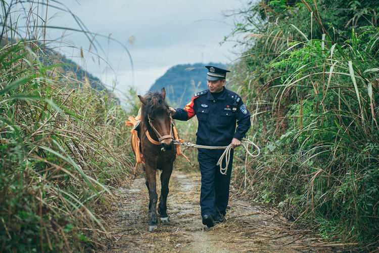 雲貴高原上騎馬巡邏的鐵路警察