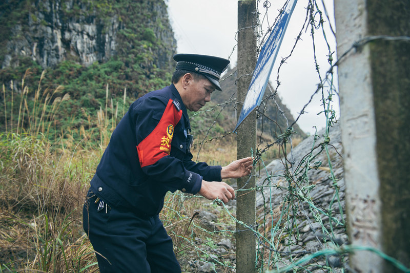 雲貴高原上騎馬巡邏的鐵路警察