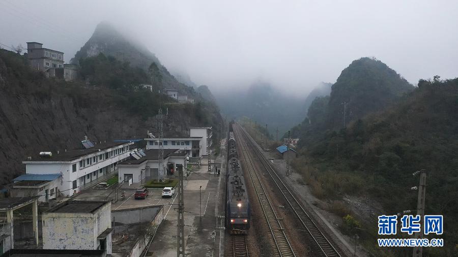 俯瞰南昆線上的風景