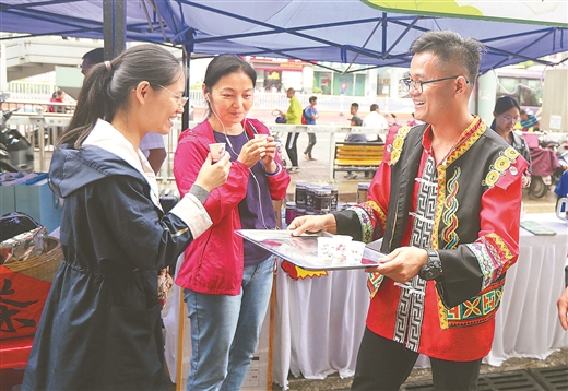 “青春心向黨·聚力助脫貧”青年公益農圩在南寧跨境商品直購體驗中心開圩