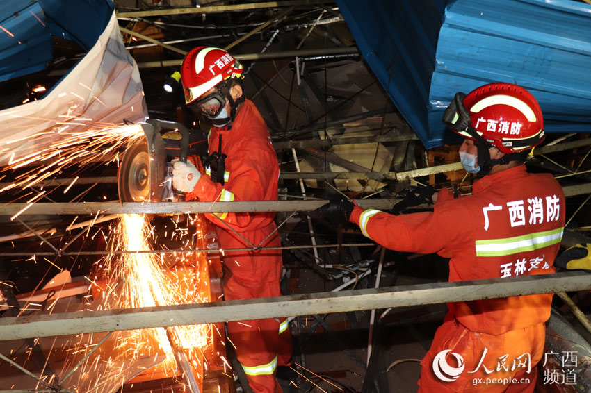 玉林：狂風致鋼結構建築坍塌 消防緊急救援