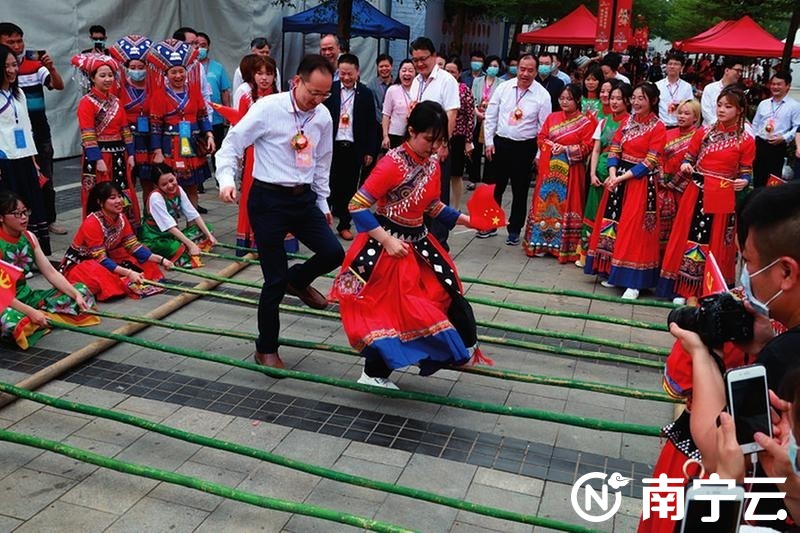 太歡樂啦！歌圩對唱非遺展演 南寧市民體驗傳統民俗