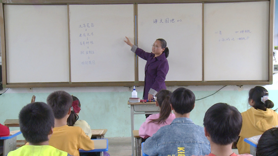 非遺傳承人與鄉村教師，她紮根基層堅守30年