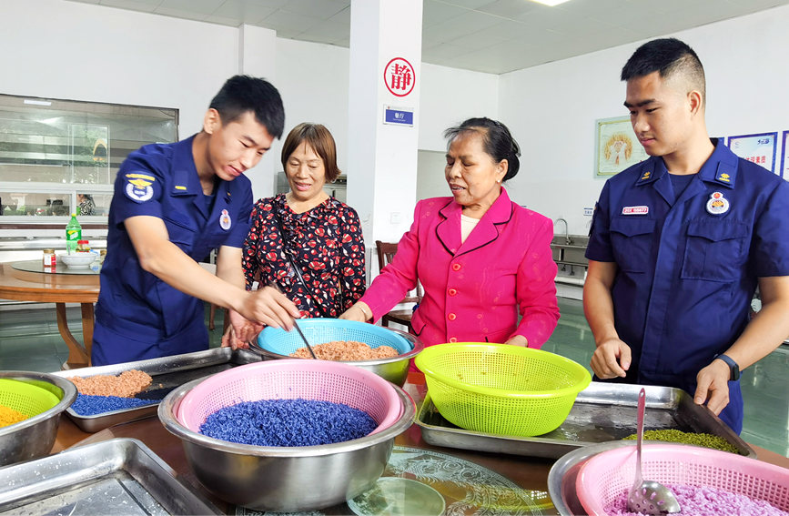 廣西：消防員製作五色糯米飯慶祝壯族“三月三”