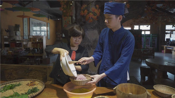 潘紅華：匠心傳承非遺美食“五色糯米飯”