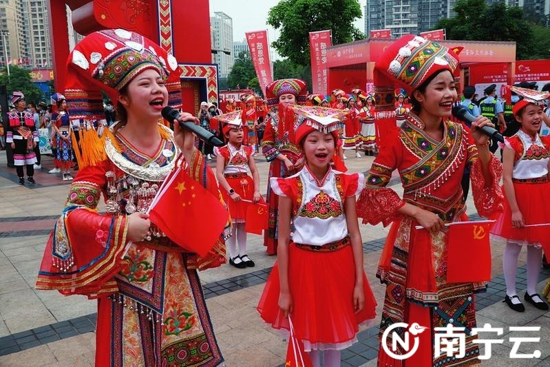 太歡樂啦！歌圩對唱非遺展演 南寧市民體驗傳統民俗