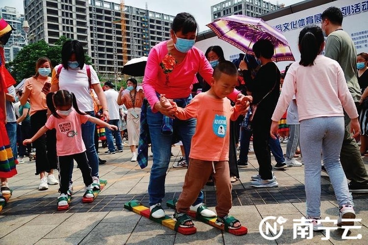 太歡樂啦！歌圩對唱非遺展演 南寧市民體驗傳統民俗