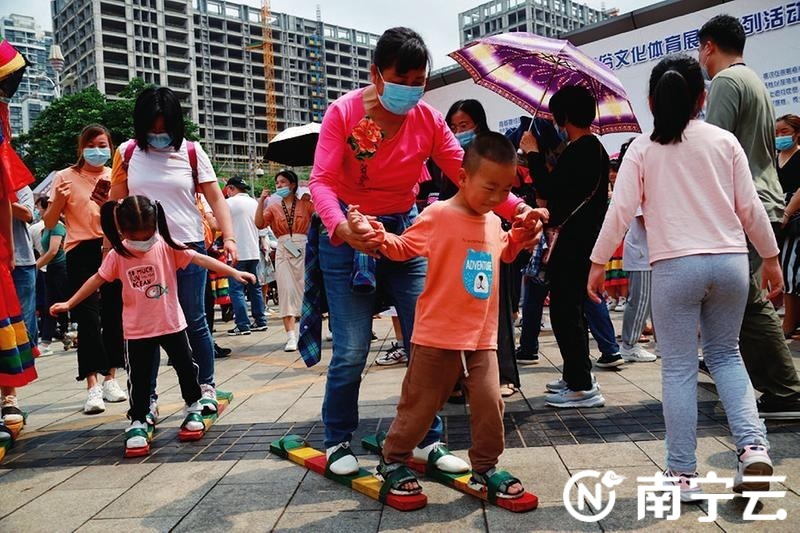 太歡樂啦！歌圩對唱非遺展演 南寧市民體驗傳統民俗