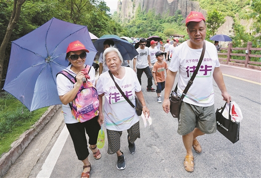 玉林：千人徒步容縣都嶠山