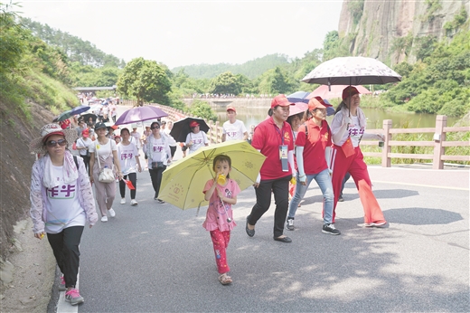 玉林：千人徒步容縣都嶠山