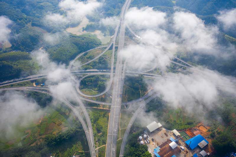 廣西梧州：雲霧飄渺互通立交美如畫