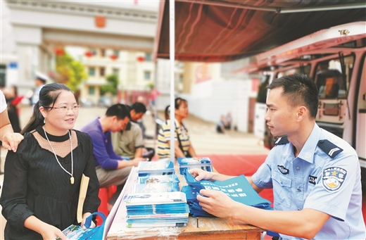 “警保農郵”送車管服務下鄉