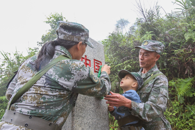 【急稿】百色那坡天池國防民兵哨所哨長淩尚前：祖國南疆的“忠誠界碑”