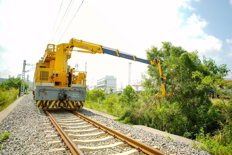 廣西鐵路首臺加裝多功能機械臂接觸網作業車上線運行