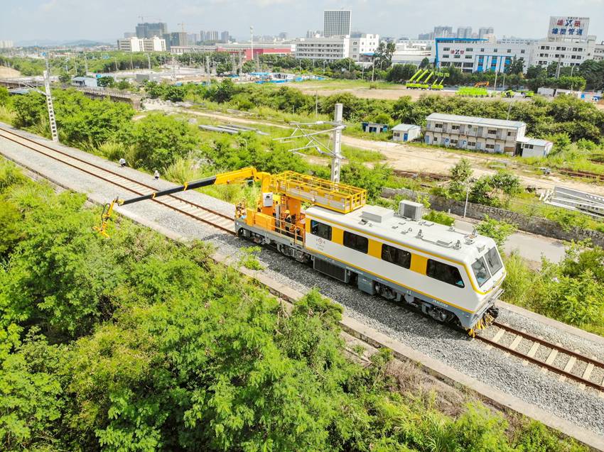 廣西鐵路首臺加裝多功能機械臂接觸網作業車上線運行