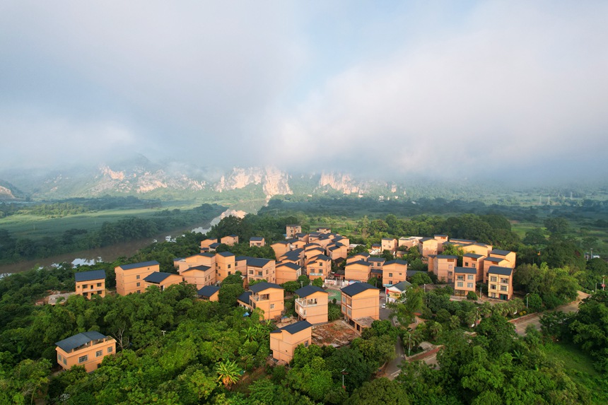 廣西：明江兩岸風光好 花山大地更妖嬈