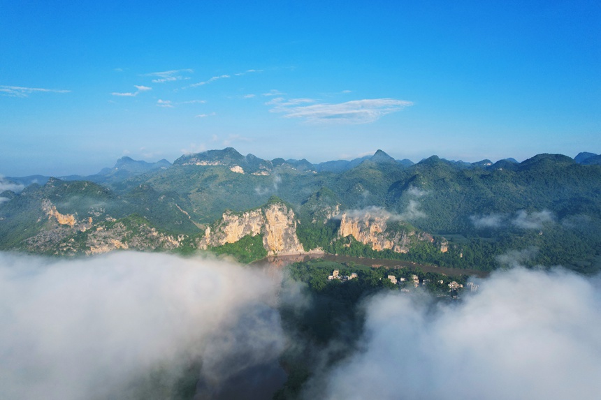 廣西：明江兩岸風光好 花山大地更妖嬈