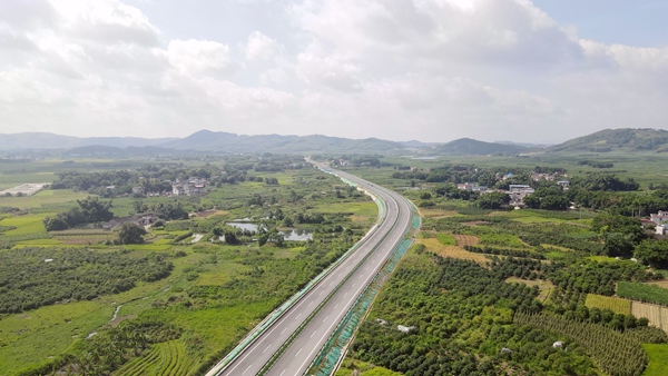 柳州市雒東公路全線通車